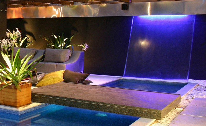 Cortina de água e piscina